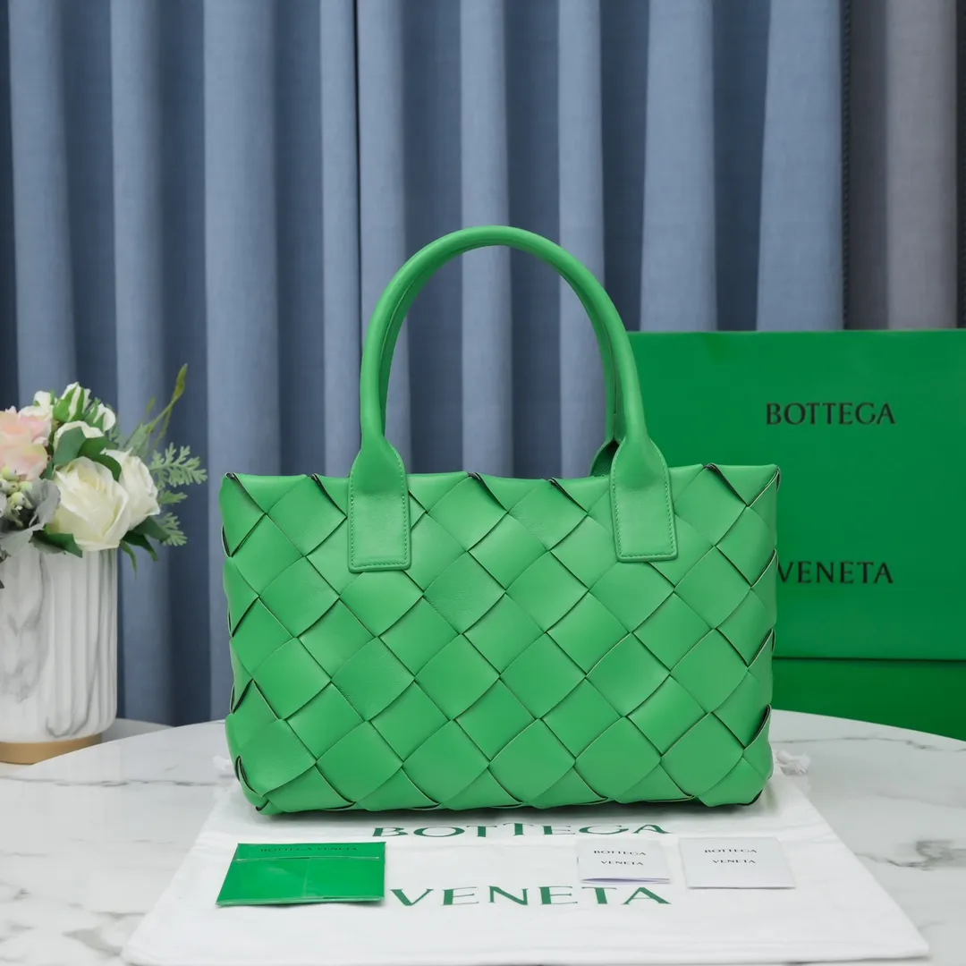 MAXI CABAT tote handbag 😎 ✧Bottega veneta.͙Hand-woven has its own characteristics, the original lambskin 🐑I really like their craftsmanship. Whether it is a bright bright color or a low-key dark color, it looks very textured when you pick it up. It seems that all colors can be made to look good, and it is also very convenient for daily wear. It is a classic and fashionable must-have. If you like it, hurry up ؔʶ̷ ˡ̲̮ ؔʶ̷✧ Size: 33*23*12, model number [9891#]